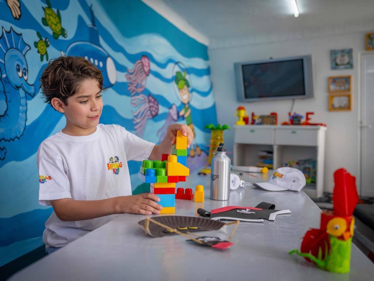 Las Hadas By Brisas Manzanillo Εξωτερικό φωτογραφία Child playing with a toy
