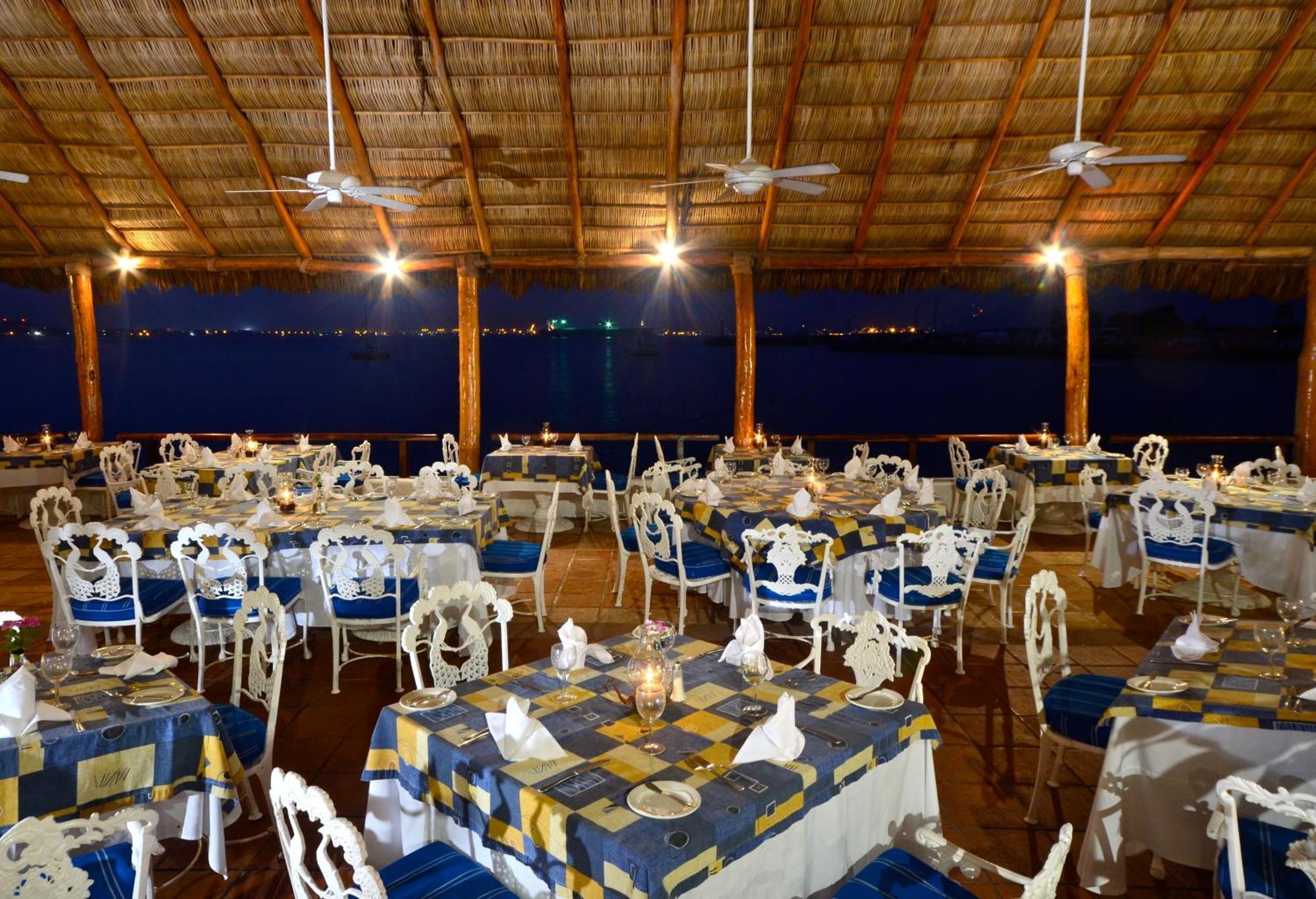 Las Hadas By Brisas Manzanillo Εξωτερικό φωτογραφία The restaurant at the resort