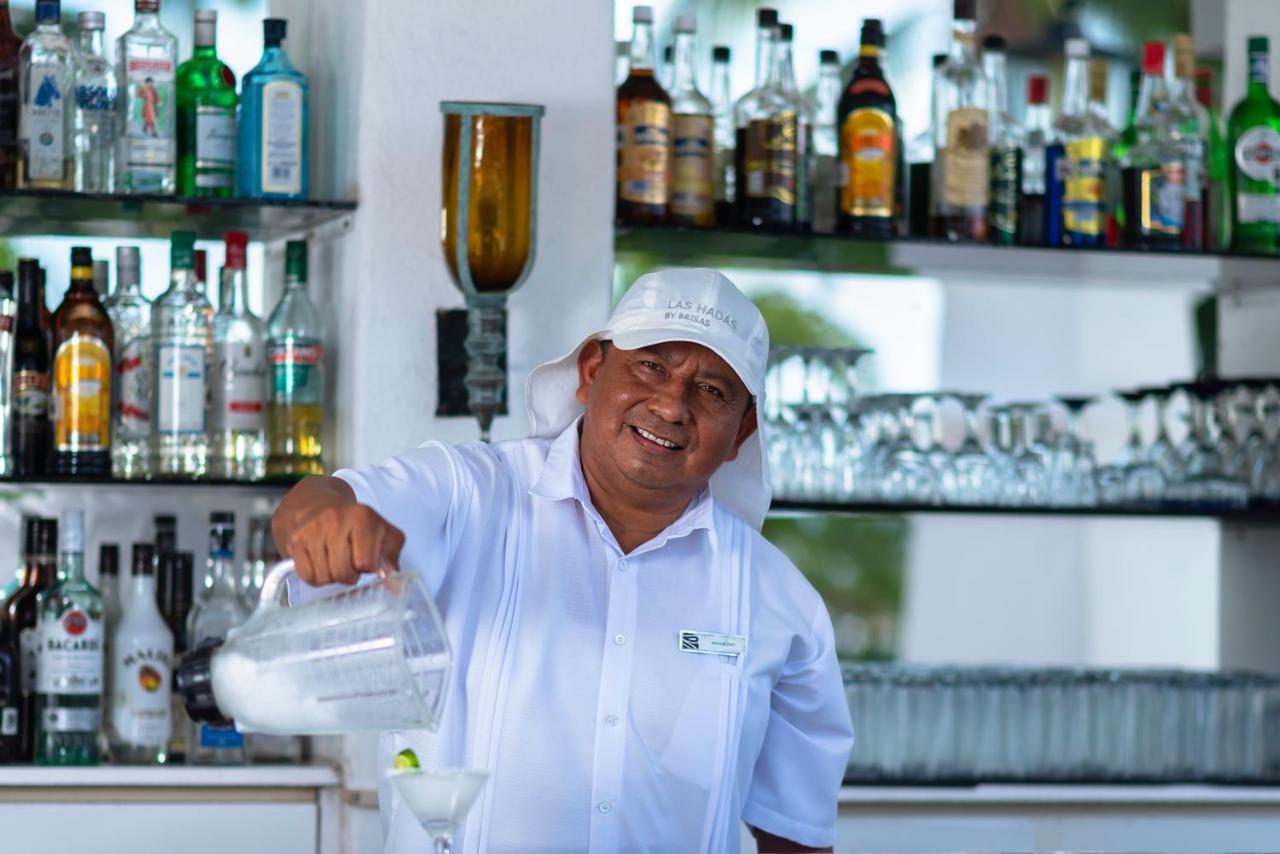 Las Hadas By Brisas Manzanillo Εξωτερικό φωτογραφία Bartender at work