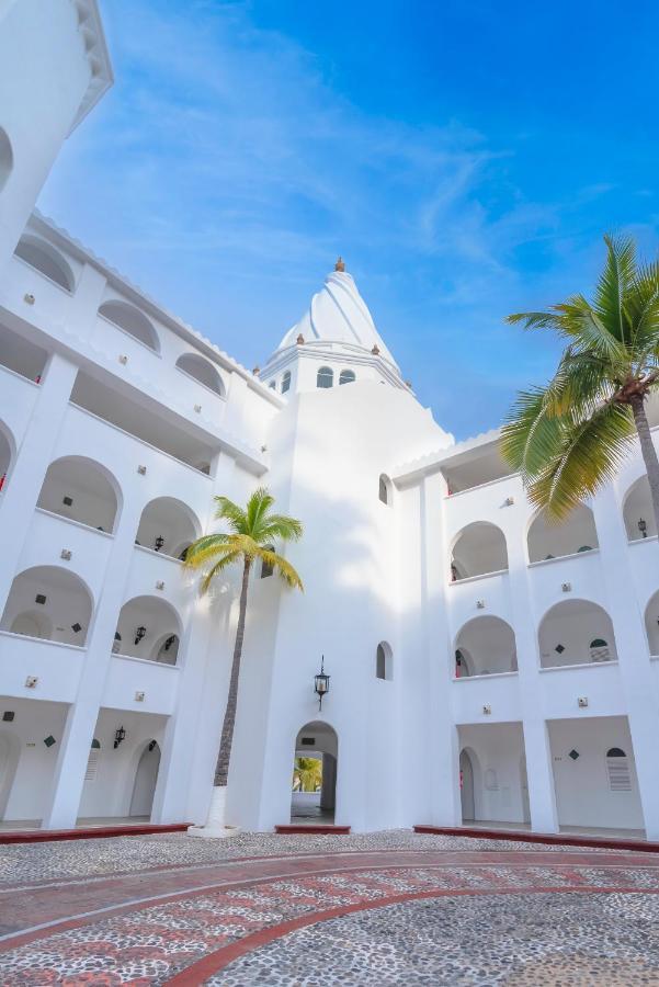 Las Hadas By Brisas Manzanillo Εξωτερικό φωτογραφία The hotel's central courtyard